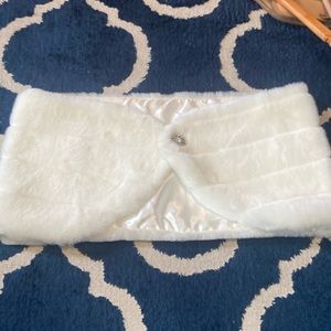 ❄️ Faux Fur Shawl with Brooch